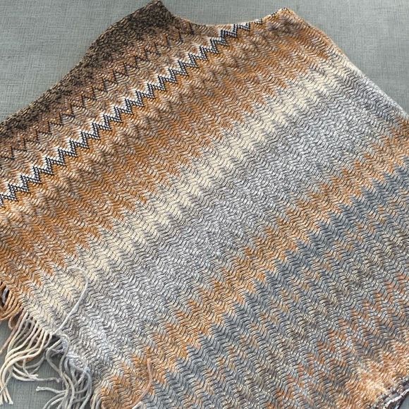 Ace Fashion Plus One Size zigzag Poncho - Picture 5 of 8